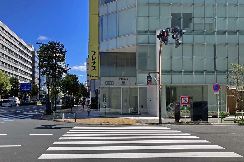 60年ぶりに撮影した茅場町交差点の近景。高層オフィスビルが林立する街並みは都電が走ったことすら想像できない変貌ぶりだ。（撮影／諸河久：2021年10月23日）