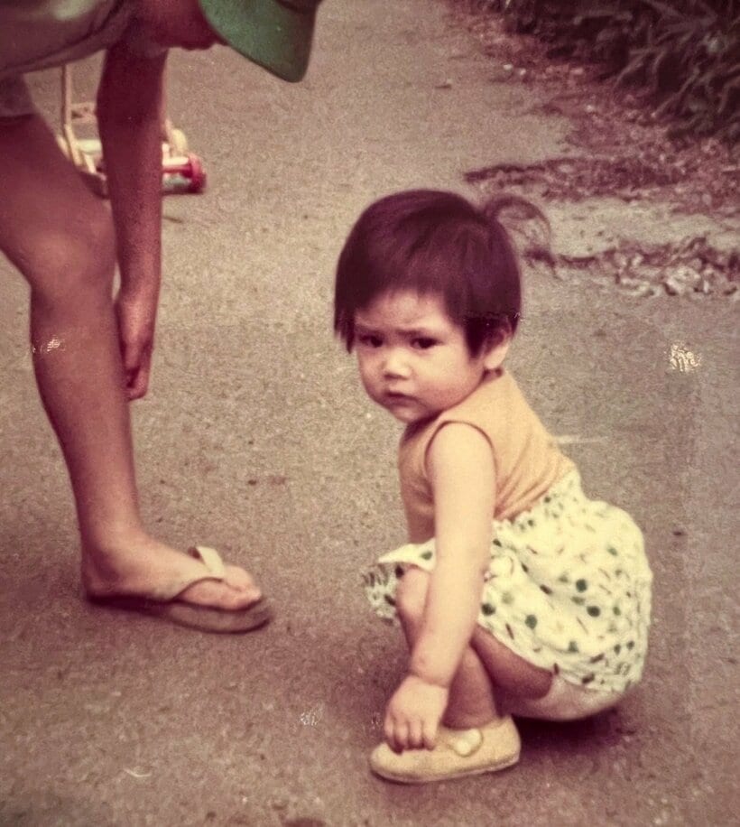 逝去した2番目の兄との2ショット写真。（事務所提供）