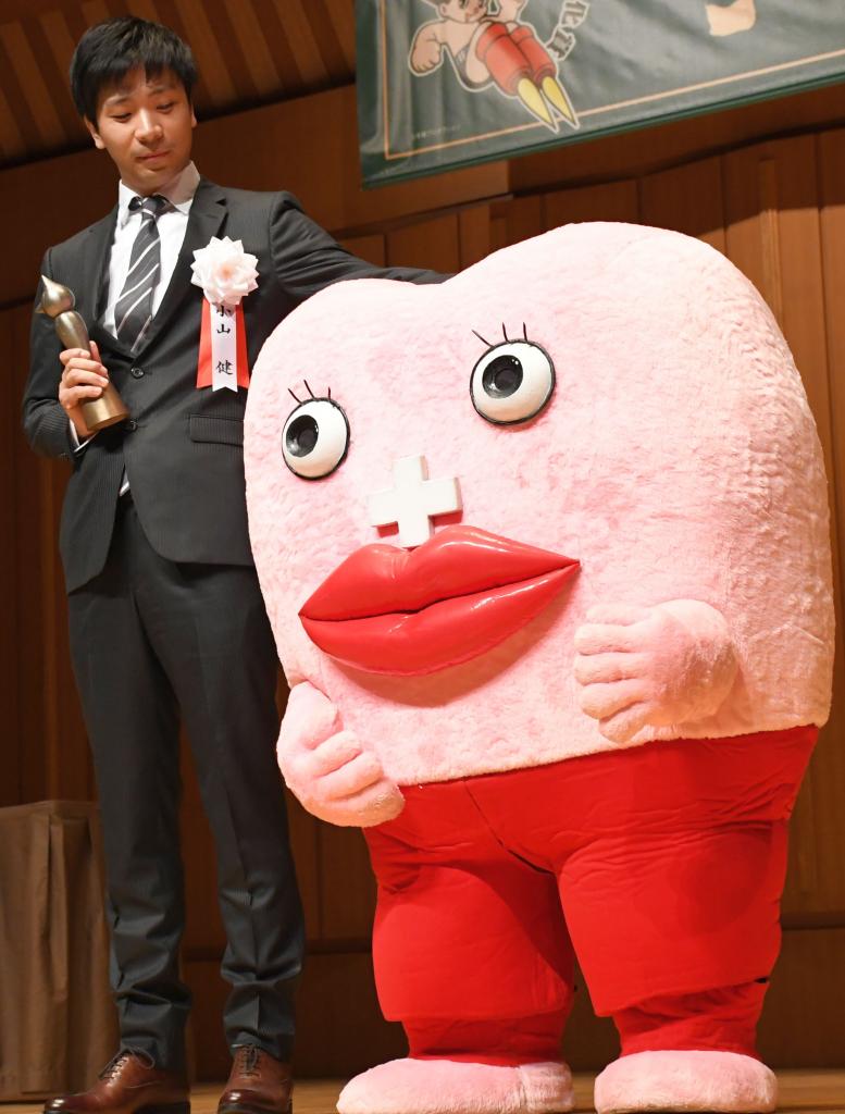 第２３回手塚治虫文化賞の短編賞を受賞した小山健さんと、女性の生理を擬人化したキャラクター「生理ちゃん」（撮影／本誌・多田敏男）