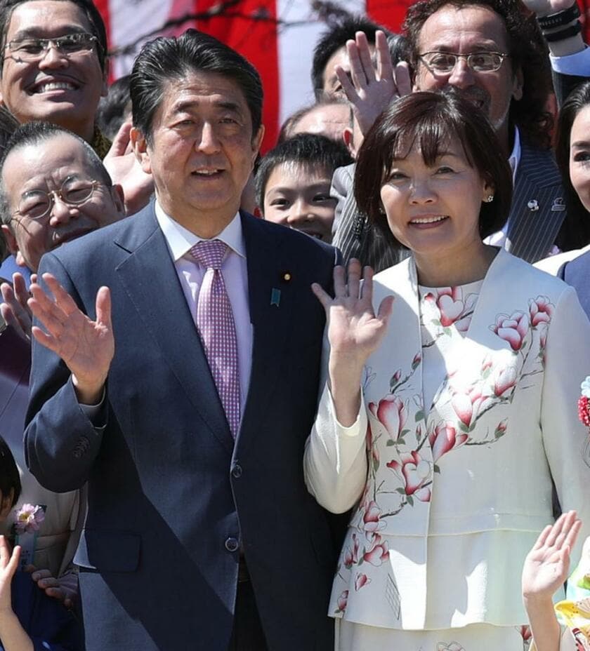 今年の「桜を見る会」で芸能人に囲まれる安倍首相と昭恵夫人　（ｃ）朝日新聞社