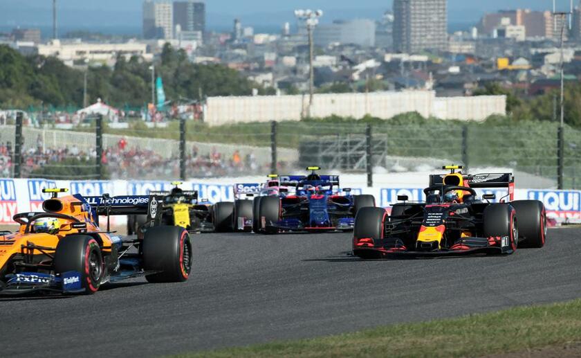 日本GP決勝で鈴鹿の市街地を背景に走るＦ１マシン。右は４位になったアレクサンダー・アルボン　（ｃ）朝日新聞社