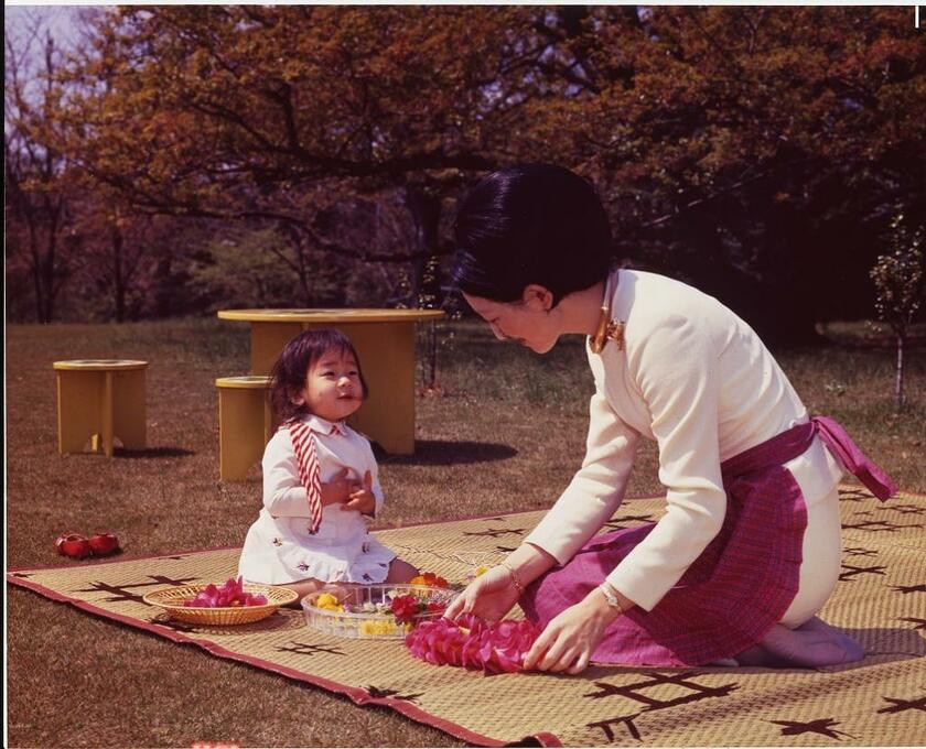 芝生に敷いたござの上で美智子さまとお花摘みをする紀宮さま時代の清子さん（c）　朝日新聞社　