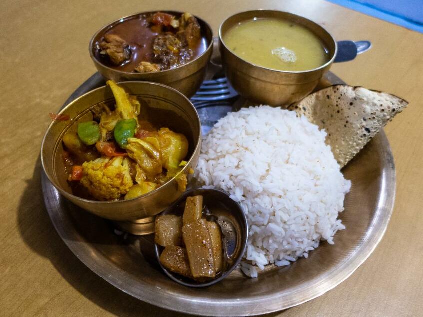 山小屋の食堂でダルバート。日本でいったら定食? 700ルピー(約700円)もした(撮影/阿部稔哉)