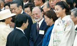 園遊会で藤原紀香さんは有名作家の洋モダン着物 贅沢な福原愛さんの総絞り 「妖怪」の帯を選んだ歌手は? 招待客の装いにも注目〈ミュージックジェネレーションきょう出演〉