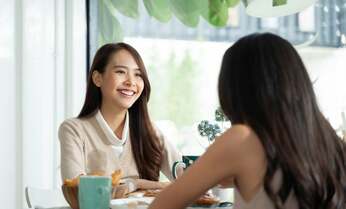 ひたすら褒めてくるタイプの人にはどう接すればよい? 専門家の答えは