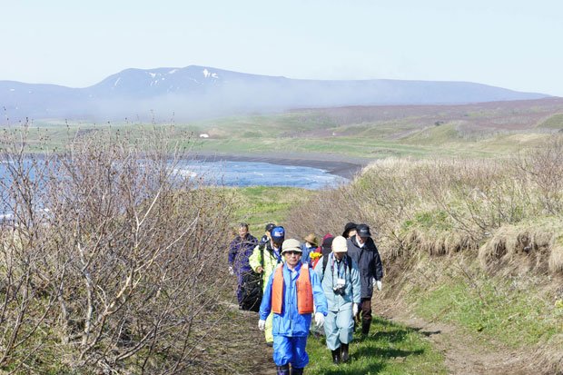 択捉島を訪れた元島民らの自由訪問団が墓地へ向かう＝２０１２年６月（写真：千島連盟提供）　（c）朝日新聞社　＠＠写禁