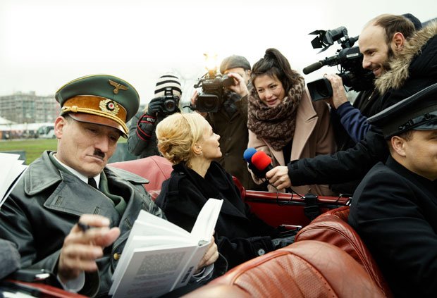 映画「帰ってきたヒトラー」（デヴィッド・ヴェンド監督）の一場面。人々の心を捉え、取材を受けながらサインする　（ｃ）２０１５ＭＹＴＨＯＳ　ＦＩＬＭＰＲＯＤＵＫＴＩＯＮＳ　ＧＭＢＨ＆ＣＯ．ＫＧ　ＣＯＮＳＴＡＮＴＩＮ　ＦＩＬＭ　ＰＲＯＤＵＫＴＩＯＮ　ＧＭＢＨ