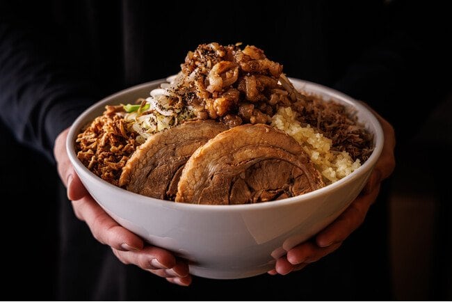 写真・図版(1枚目)| 【目を覚ませ、青春はまだ終わってない!青春系二郎ラーメンが名古屋に開店!!】豚ラーメン おはよう世界 2025年7月1日(火)NEW OPEN!!