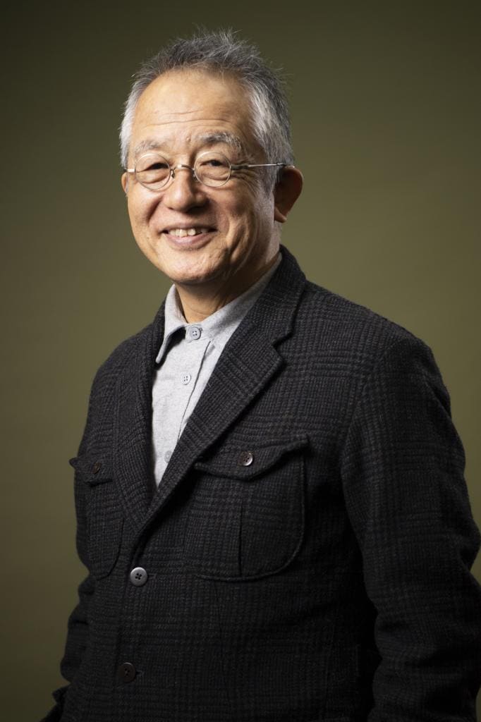 串田和美（くしだかずよし）　1942年生まれ。東京都出身。66年、佐藤信、斎藤憐、吉田日出子らと「自由劇場」を結成。75年、劇団名を「オンシアター自由劇場」に改め、「上海バンスキング」などのヒット作を生み出す。85年「シアターコクーン」芸術監督に就任。87年自主制作映画「上海バンスキング」で初監督。2003年まつもと市民芸術館館長兼芸術監督に就任（現在は総監督）。22年映画「PLAN75」に出演。（撮影／写真映像部・高野楓菜）