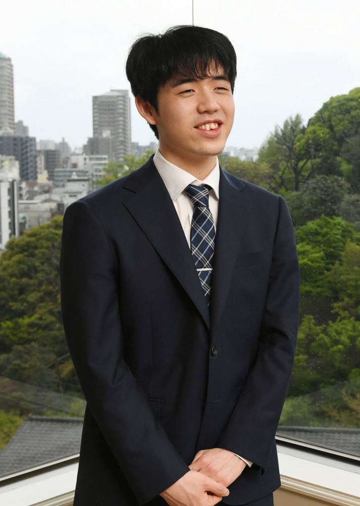 藤井聡太六冠は昨年度、Ａ級１期目で７勝（２敗）をあげ、広瀬章人八段とのプレーオフを制して名人挑戦権を獲得した