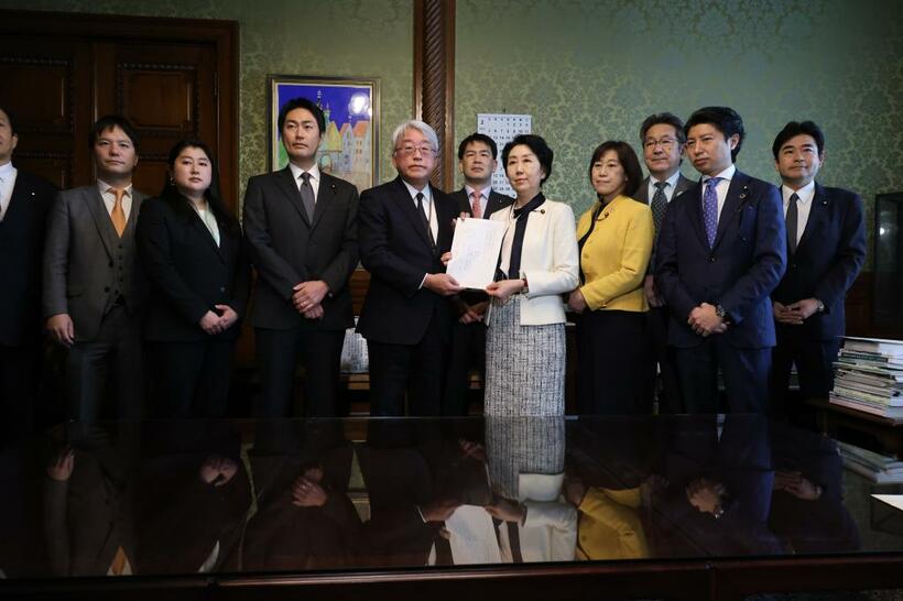 児童手当所得制限撤廃法案を提出する立憲民主、日本維新の会の議員ら＝２０２３年２月