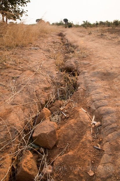 土壌侵食から地割れが生じたケース。このすぐ先に、かつては森があった（チチメンベ・マラウイ　2016年／Chichimembe,Malawi 2016）