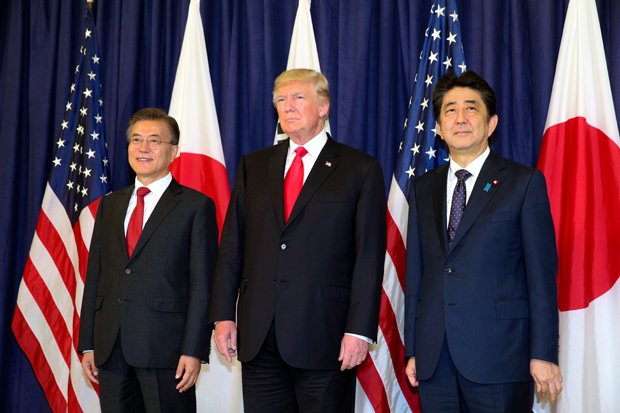 米韓首脳会談前に記念撮影に応じる（右から）安倍晋三首相、トランプ米大統領、文在寅韓国大統領　（ｃ）朝日新聞社