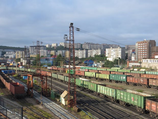ムルマンスク　　駅に止まる貨車と社会主義時代に建てられた団地。北緯68度の北極圏にあるムルマンスクは、1910年代に創設され、現在でも30万人が暮らしている