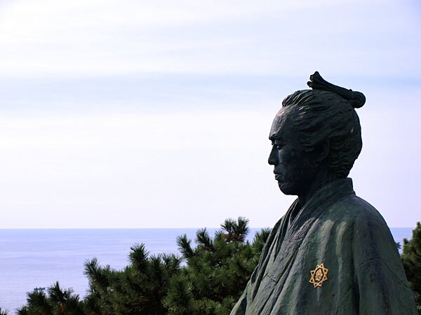 高知県を代表する景勝地・桂浜の龍頭岬に立つ坂本龍馬像