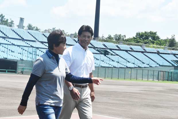 日本戦の開幕試合がある福島県営あづま球場のグラウンドを歩く稲葉篤紀監督（右）　（ｃ）朝日新聞社