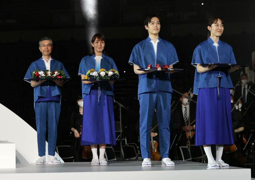 東京五輪・パラリンピック大会組織委員会が６月３日、表彰式のアイテムを発表した。五輪、パラリンピック合わせて８００回以上ある表彰式で、ボランティアが着用してメダルを運ぶなどする衣装のデザイナーは公募で決定。ワンピースとパンツスタイルの２パターンがある　（ｃ）朝日新聞社