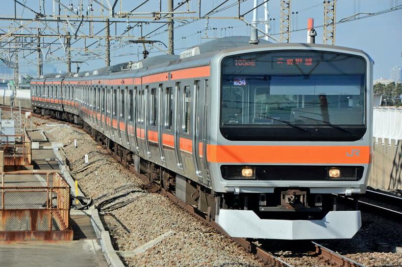 中央・総武線各駅停車から武蔵野線に転属したE231系0番代。側面は205系と同じく3色の帯を巻く（写真：photolibrary）
<br />