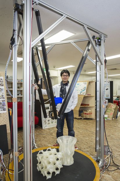 田中浩也・慶応大学環境情報学部（SFC）准教授。竹中工務店との共同研究による「ArchiFAB」は椅子など大きめの立体がプリントできる（撮影／今村拓馬）