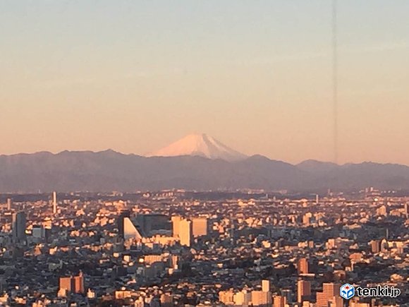 朝焼けの富士山（東京池袋サンシャイン60から）
