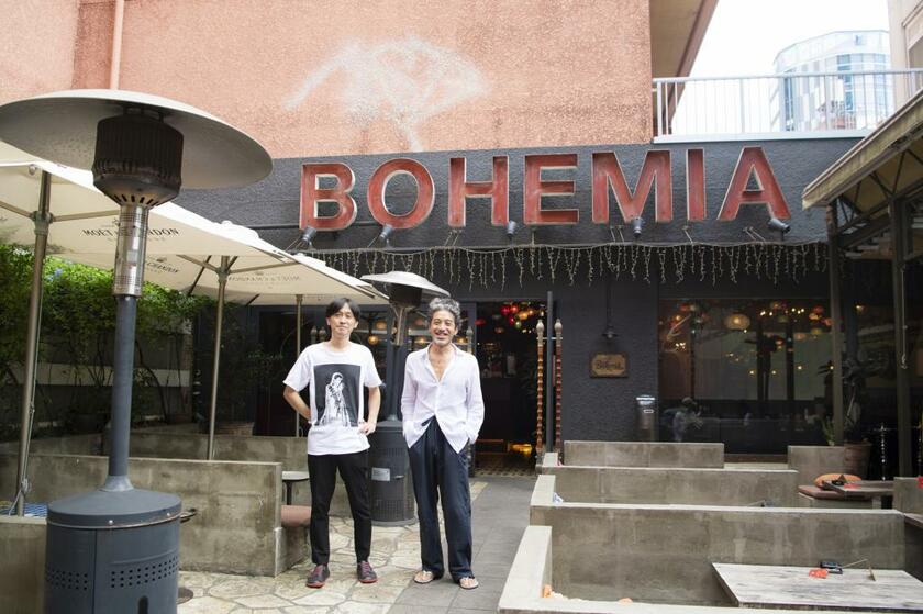 自身が経営する渋谷のカフェ「Cafe BOHEMIA」（東京都渋谷区宇田川町）にて。本コラムの執筆者（左）とは大学時代からの友人