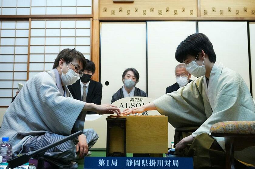 羽生善治挑戦者（左）、藤井聡太王将にとって、局後の検討は真理探究の場。どちらも感情的になる場面はなく、なごやかなうちに進んでいく（写真：代表撮影）