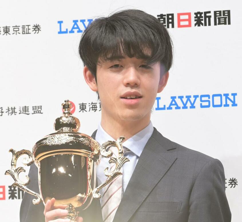 藤井聡太二冠 (c)朝日新聞社