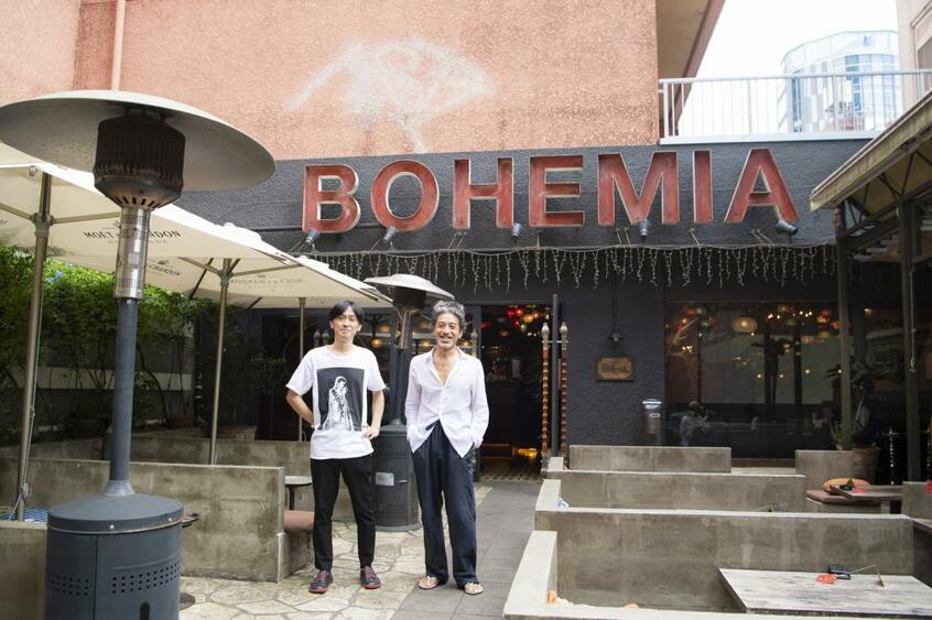自身が経営する渋谷のカフェ「Cafe BOHEMIA」(東京都渋谷区宇田川町)にて。本コラムの執筆者(左)とは大学時代からの友人