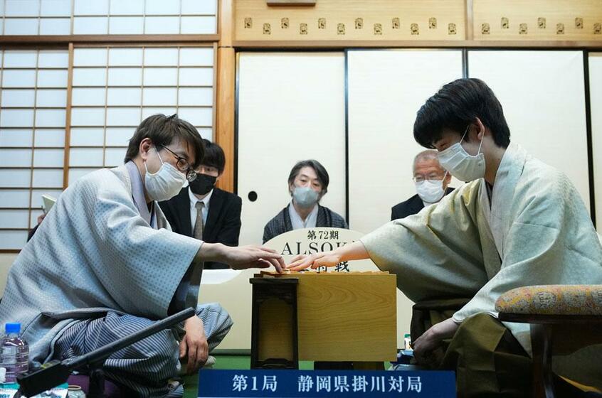 羽生善治挑戦者(左)、藤井聡太王将にとって、局後の検討は真理探究の場。どちらも感情的になる場面はなく、なごやかなうちに進んでいく(写真:代表撮影)