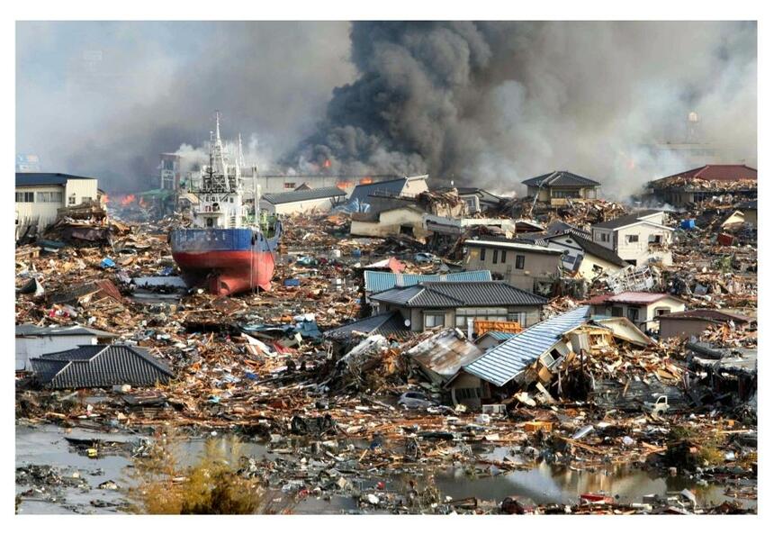 東日本大震災が起きた直後、2011年3月12日の宮城県気仙沼市（写真／朝日新聞社）