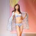 水着姿でカンフーも 三愛イメージガールの股下86センチの美脚に釘付け!