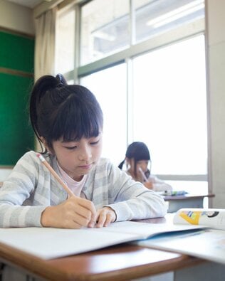 通知表を渡すときに、現役小学校教師が子どもに伝えていることとは？「頑張りは、数字だけでは表せない」