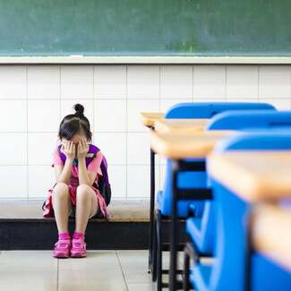 「友だちのつくり方がわからない」と悩む小3女子に小島よしおが教える、友だちづくりに最適な場面とは