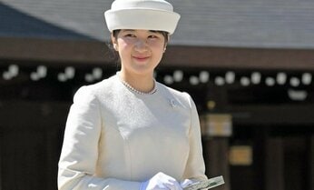 愛子さま初めての明治神宮参拝 春の日差しに輝く白の参拝ドレスにどよめき
