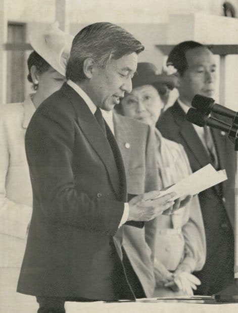 １９８７年、療養中の昭和天皇の名代として出席した沖縄国体開会式で、お言葉を代読する皇太子さま　（c）朝日新聞社　＠＠写禁