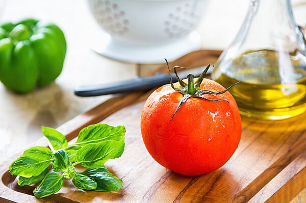 トマトとバジルは一緒に植えるともっと美味しくなる？