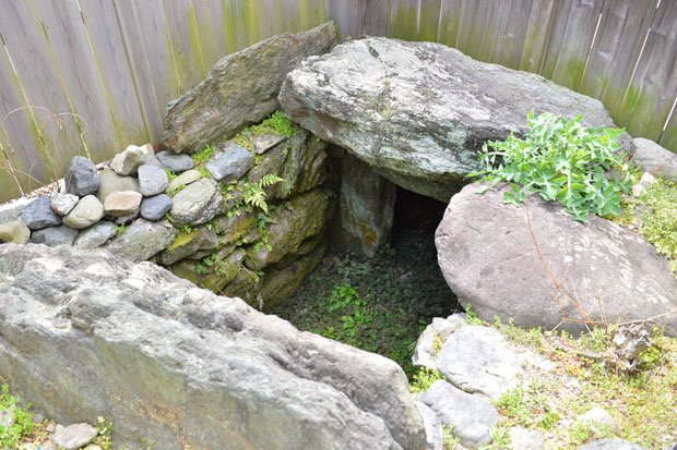 九度山の町中になる「真田の抜け穴」。石に囲まれた1メートル四方ほどの穴で、実際は古墳時代後期の横穴式石室だという(撮影/写真部・東川哲也)
<br />