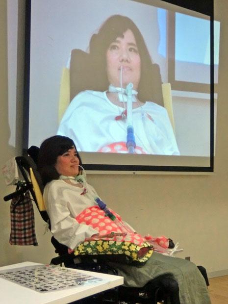 医師でALS患者の竹田主子さんは学校での講義や地域の医療者向けの講演もする（竹田医師提供）