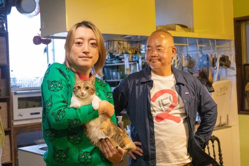 「能町さんは〝猫ババア〟になっちゃった」とサムソン高橋さん（右）は笑う（撮影・小黒冴夏）能町みね子（のうまちみねこ）／　文筆家・漫画家・イラストレーター。『私みたいな者に飼われて猫は幸せなんだろうか？』（東京ニュース通信社）、『結婚の奴』（平凡社）など著書多数。新刊は『鉄道小説』（共著・交通新聞社）。大相撲ファンとしても知られる。