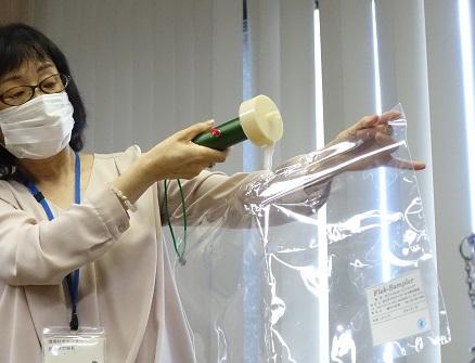 異臭を含む大気を採取する機器（ｃ）朝日新聞社