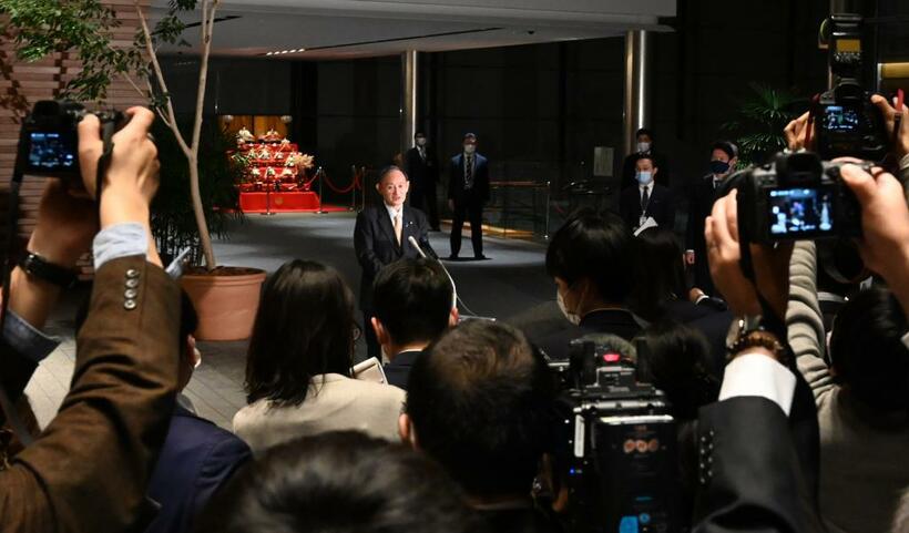 菅義偉首相の「ぶら下がり」会見。メディアが官邸サイドの機嫌を損ねることを恐れているのも過剰に尊敬語を使う背景だという　（ｃ）朝日新聞社