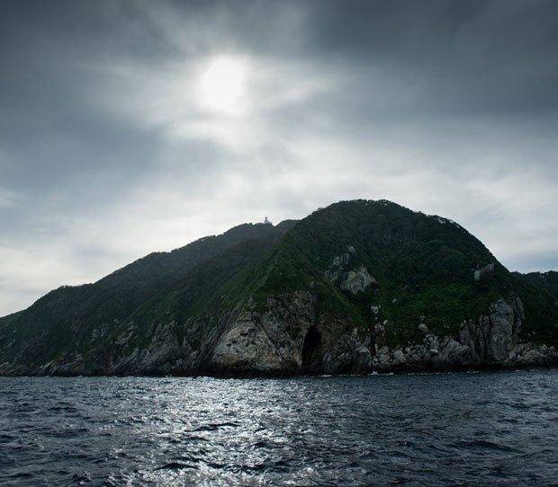 １時間弱の荒海の航海ののち、忽然と島が現れる（撮影／写真部・馬場岳人）