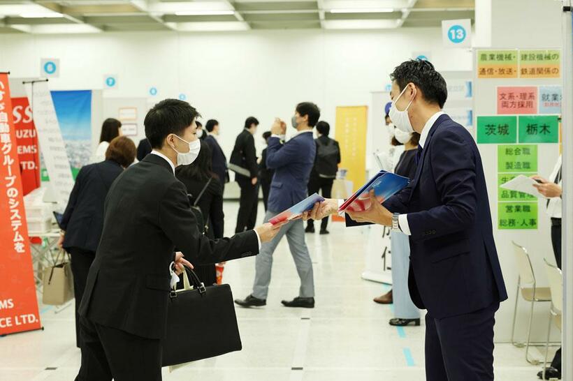 就活生（左）に呼びかける企業担当者。対面のイベントが徐々に増えている（撮影／写真映像部・加藤夏子）