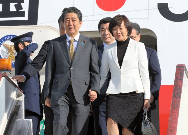 安倍首相と昭恵夫人（ｃ）朝日新聞社