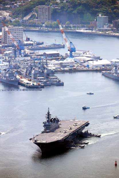 ５月１日、横須賀基地を出港した海上自衛隊の護衛艦「いずも」。今回初めて米艦防護に出動した。対潜ヘリを積む海自最大級の大きさだ　（ｃ）朝日新聞社