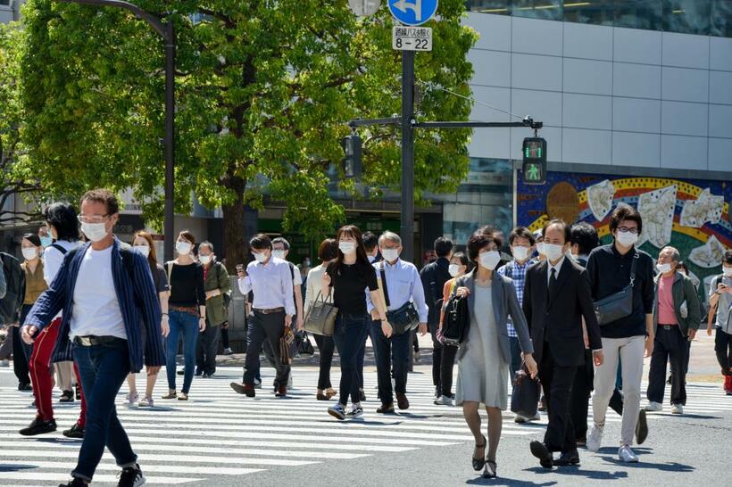緊急事態宣言が解除された東京では、朝夕の通勤時間帯を中心に人波が戻ってきつつある／５月２９日午前、渋谷駅前（撮影／写真部・掛祥葉子）