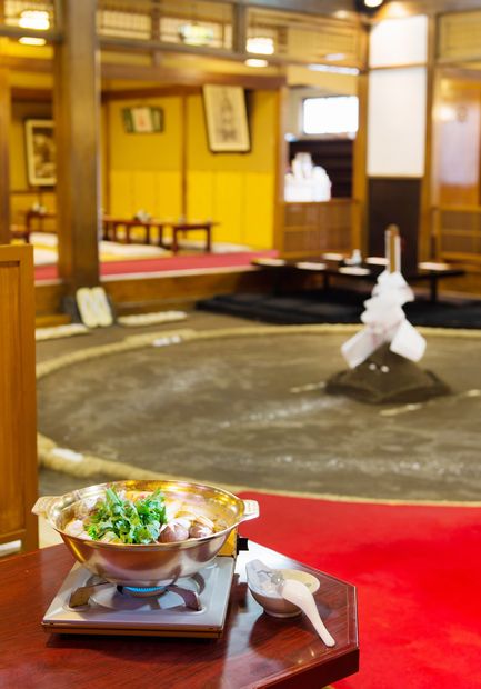 「割烹吉葉」の店内には本物の土俵がある（撮影＝写真部・岸本絢）