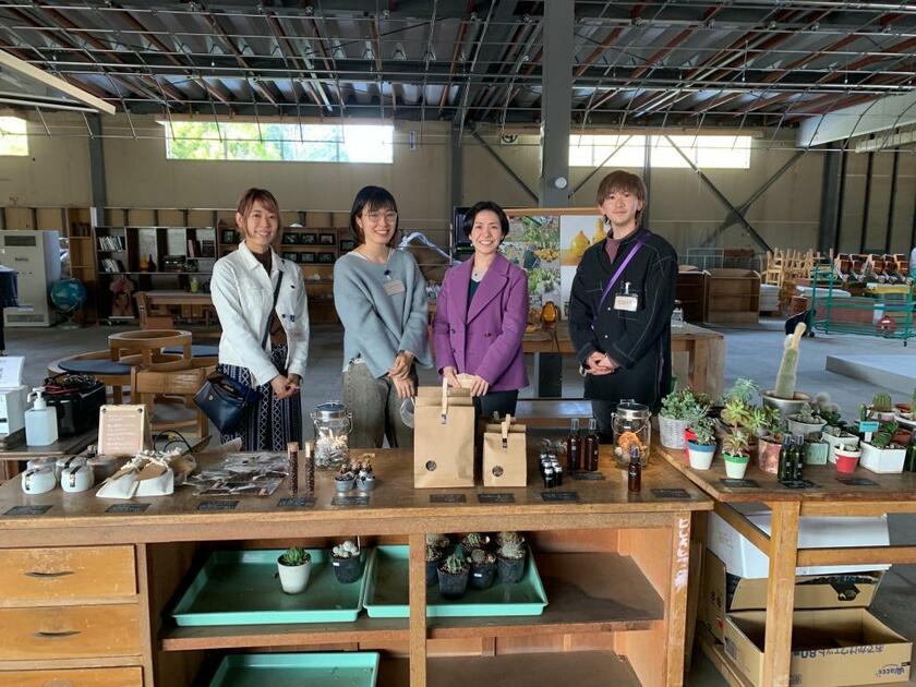 「図図倉庫」の準備を進める（左から）松本奈々さん、矢野淳さんと（右の）松尾洋輝さん（ｐｈｏｔｏ　ＭＡＲＢＬｉＮＧ提供）