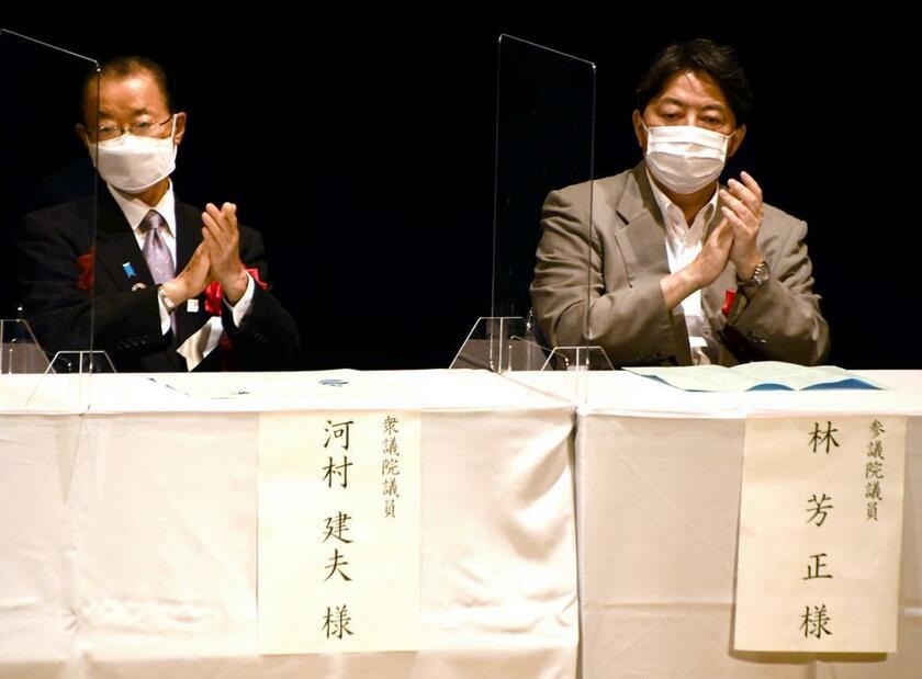 地元の会合で目もあわせない河村建夫元官房長官(左）と林芳正元農相（C)朝日新聞社