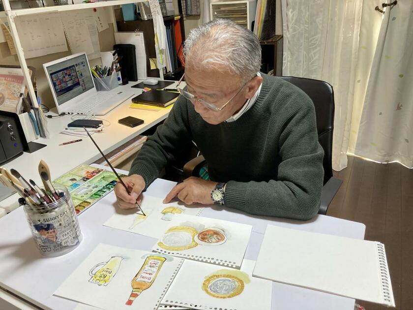 長山さんの自宅の仕事場の様子。手描きで描いたものをスキャンで取り込み、デザインする。「70歳にしては頑張っているほうじゃないかと思います」（写真／長山さん提供）